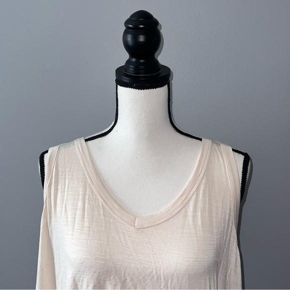 old navy- Cream tank top - Picture 2 of 5